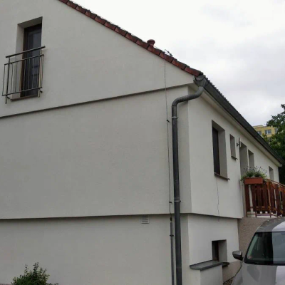 Okál typ 117/38 Instalace terasových dveří do štítu včetně zábradlí.