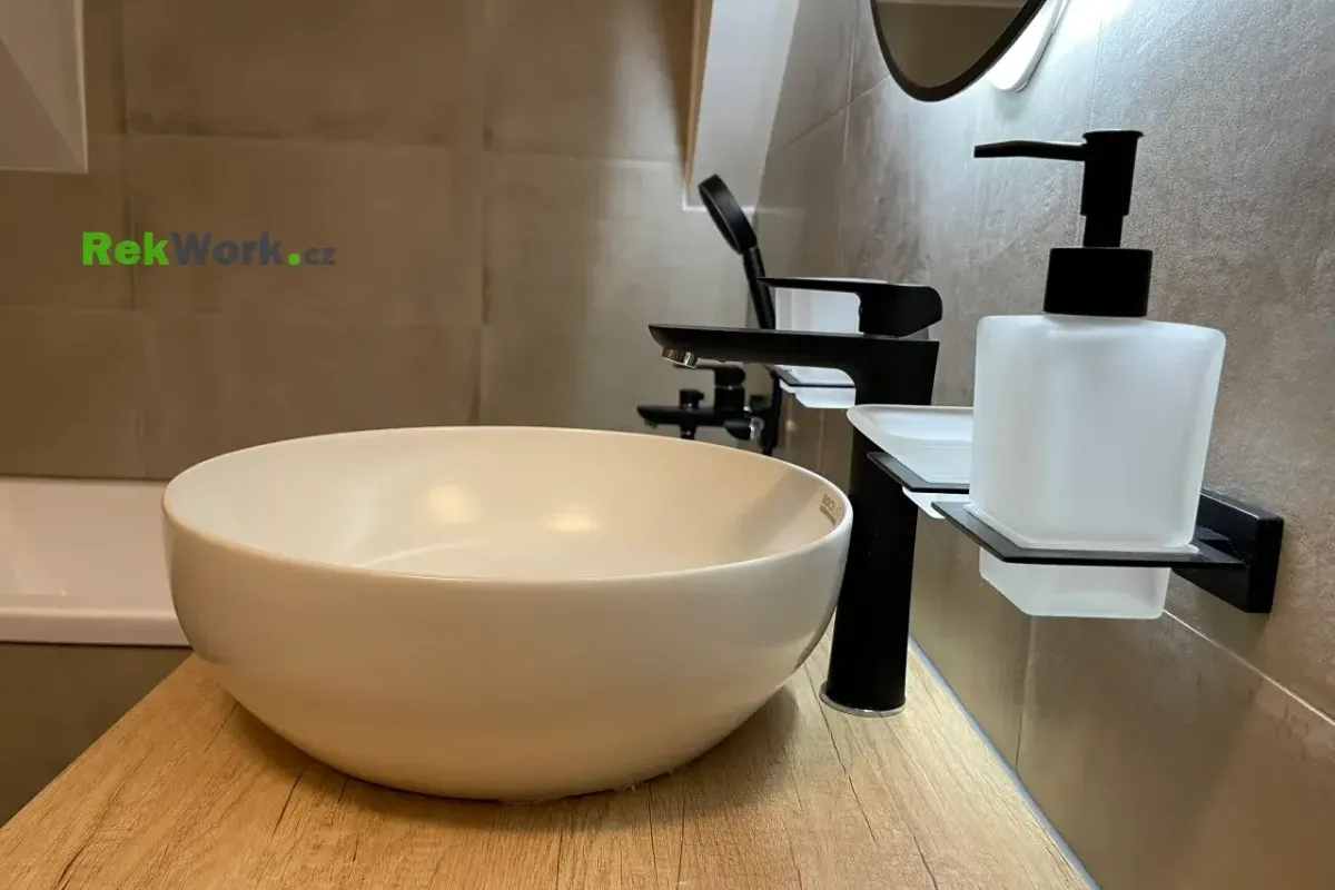 Rekonstrukce podkrovní koupelny rodinného domu Okál 117