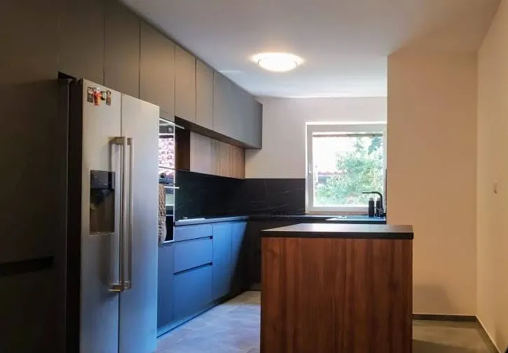 Rekonstrukce kuchyně s moderním designem v Okálu 117